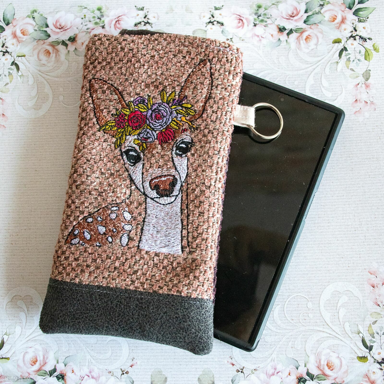 Etui na telefon z haftem sarny - ręcznie szyte