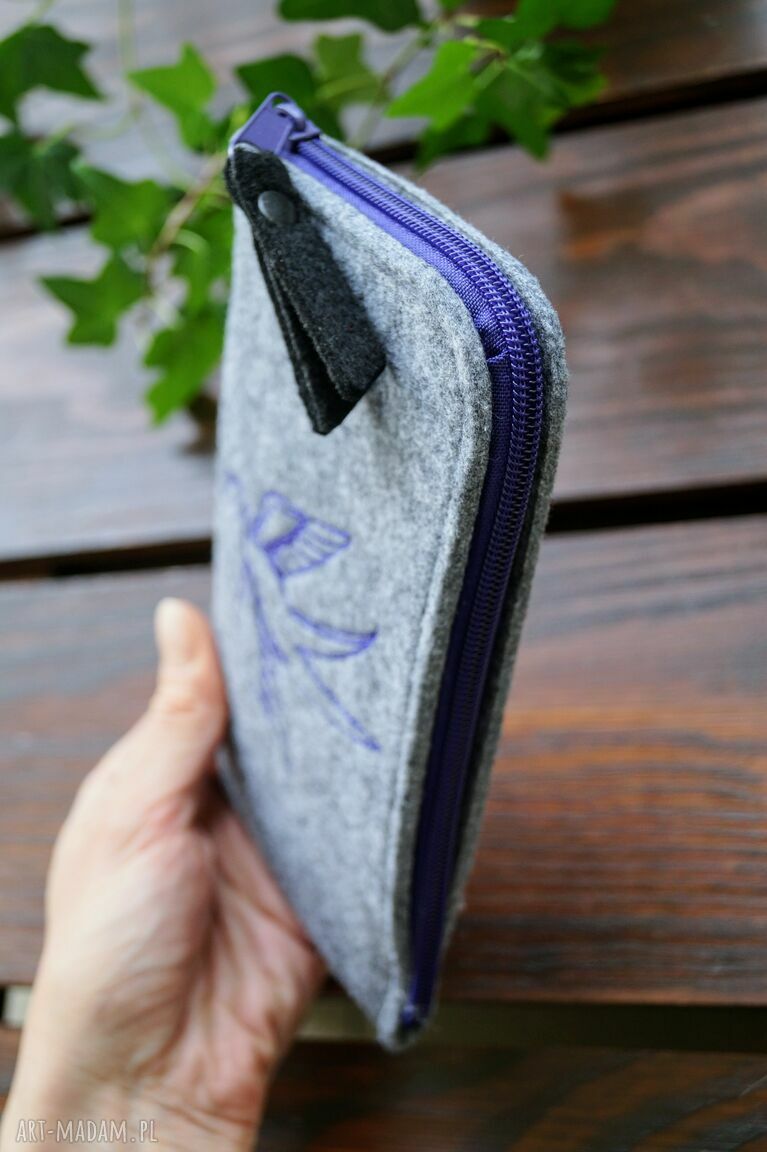 Etui na telefon Jaskółka - szary filc, haftowana ozdoba i fioletowy zamek