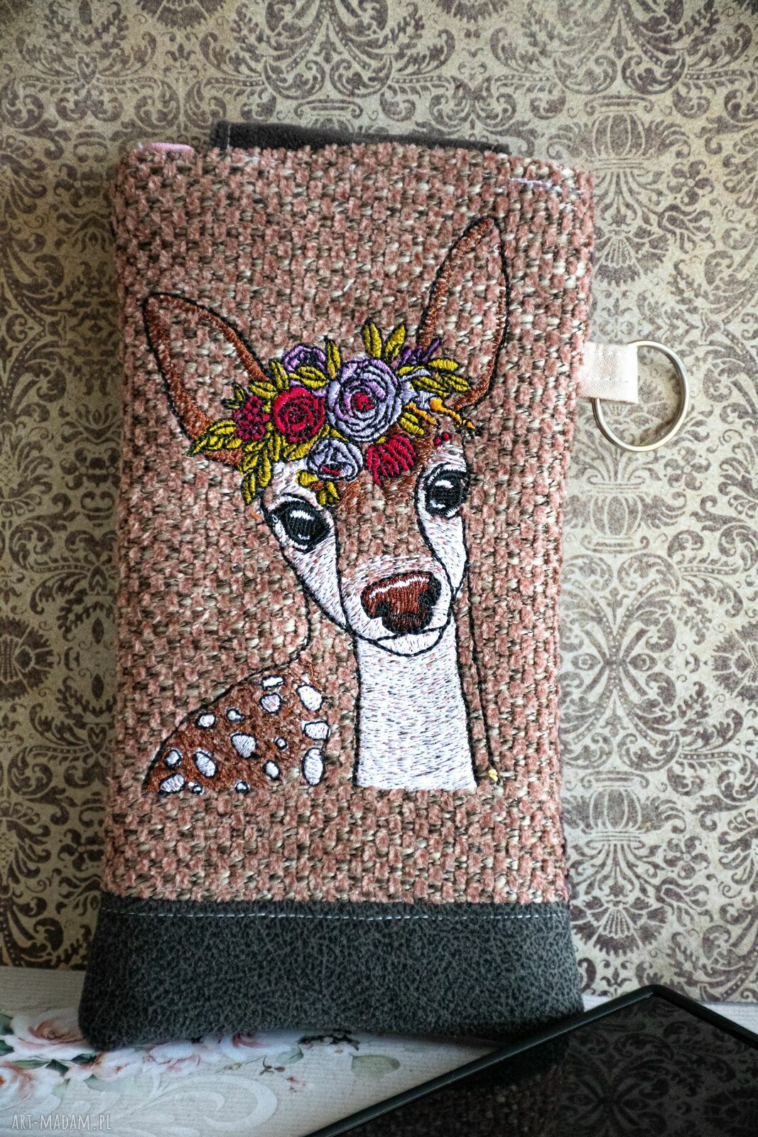 Etui na telefon z haftem sarny - ręcznie szyte