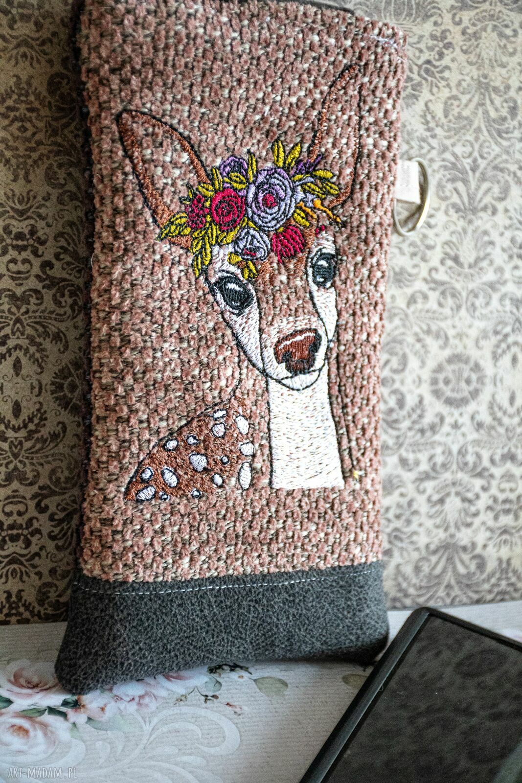 Etui na telefon z haftem sarny - ręcznie szyte