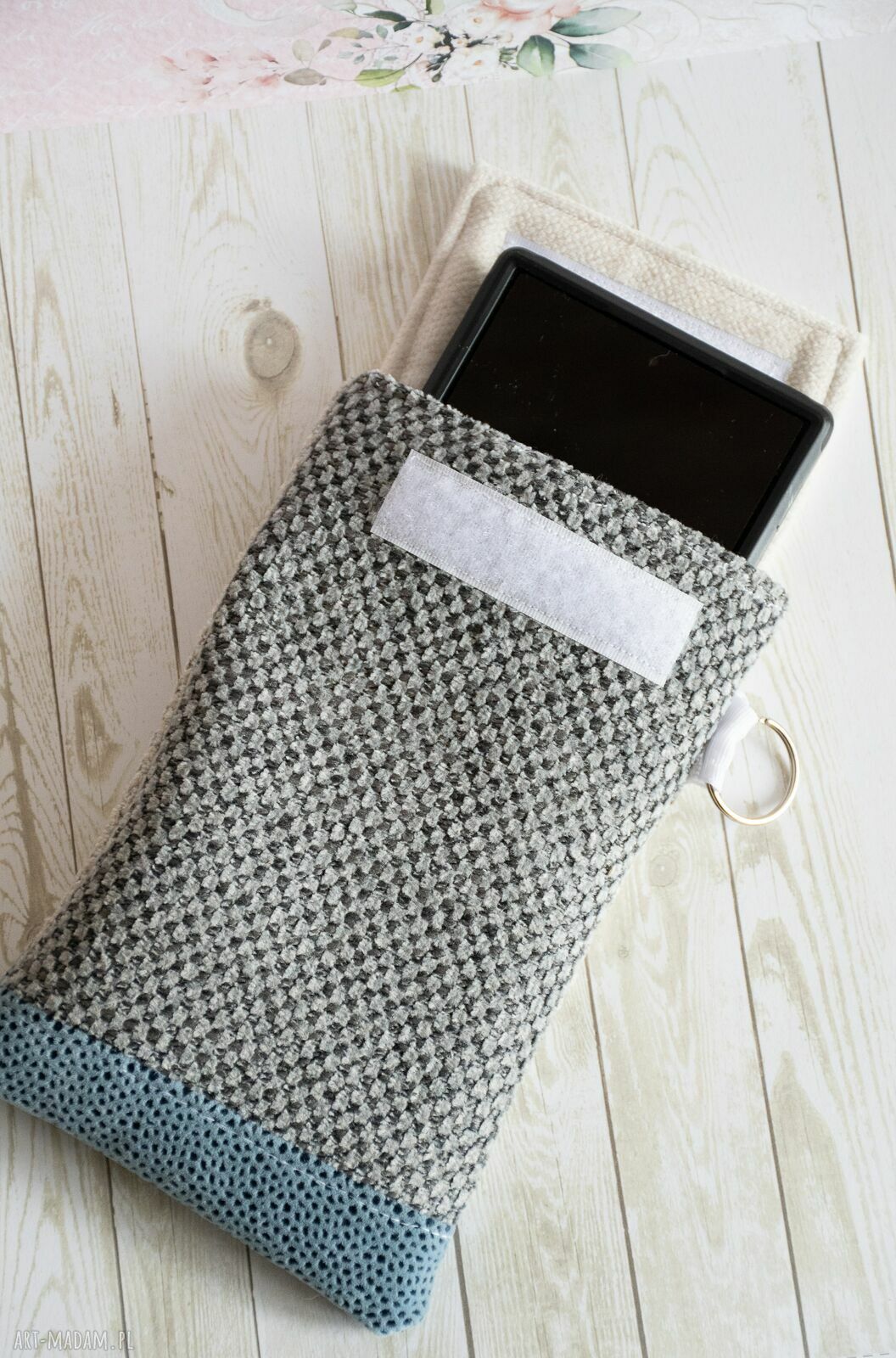 Etui na telefon z haftem słonika - na szczęście
