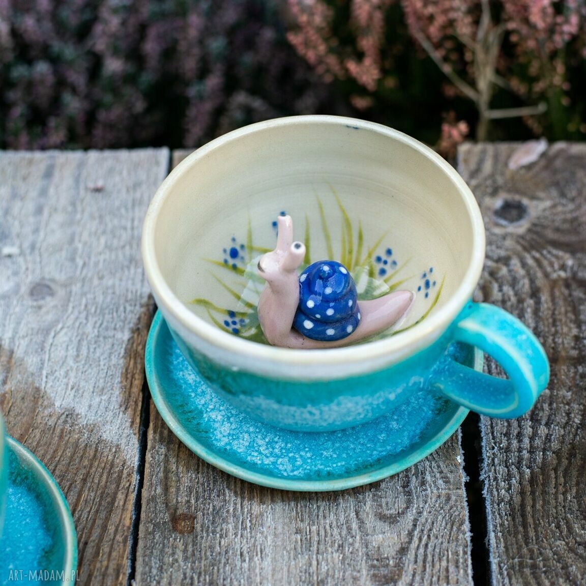 Ręcznie wytoczona filiżanka do herbaty z figurką ślimaka - turkusowa ceramika handmade