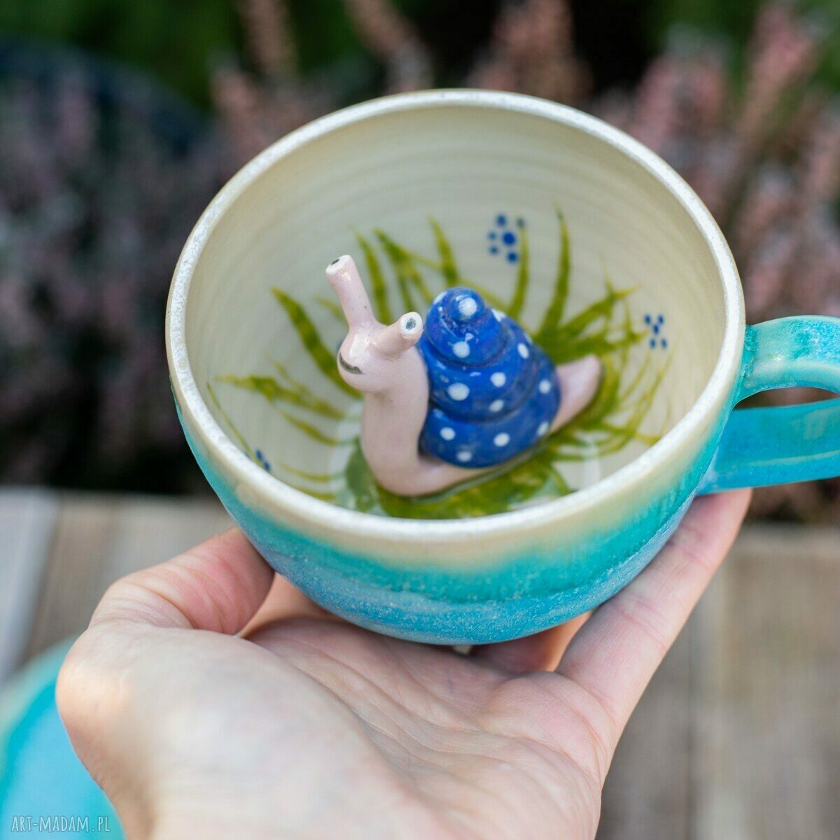Ręcznie wytoczona filiżanka do herbaty z figurką ślimaka - turkusowa ceramika handmade