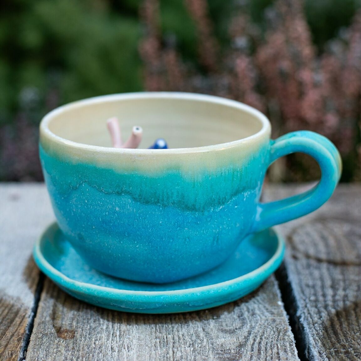 Ręcznie wytoczona filiżanka do herbaty z figurką ślimaka - turkusowa ceramika handmade
