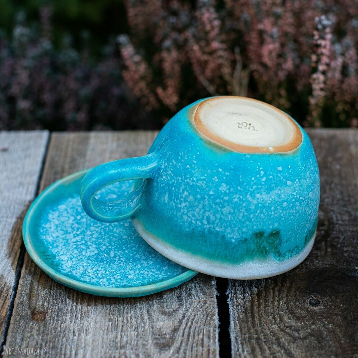 Ręcznie wytoczona filiżanka do herbaty z figurką ślimaka - turkusowa ceramika handmade