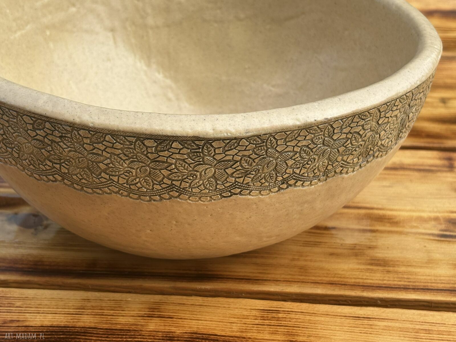 Ręcznie zdobiona nablatowa umywalka ceramiczna z koronkowym motywem