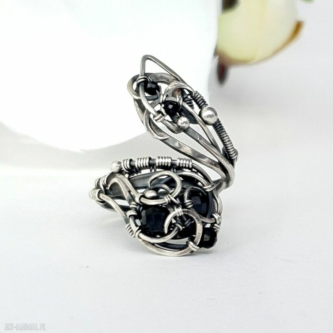 Naja - srebrny pierścionek ze spinelami w technice wire wrapping (regulowany)