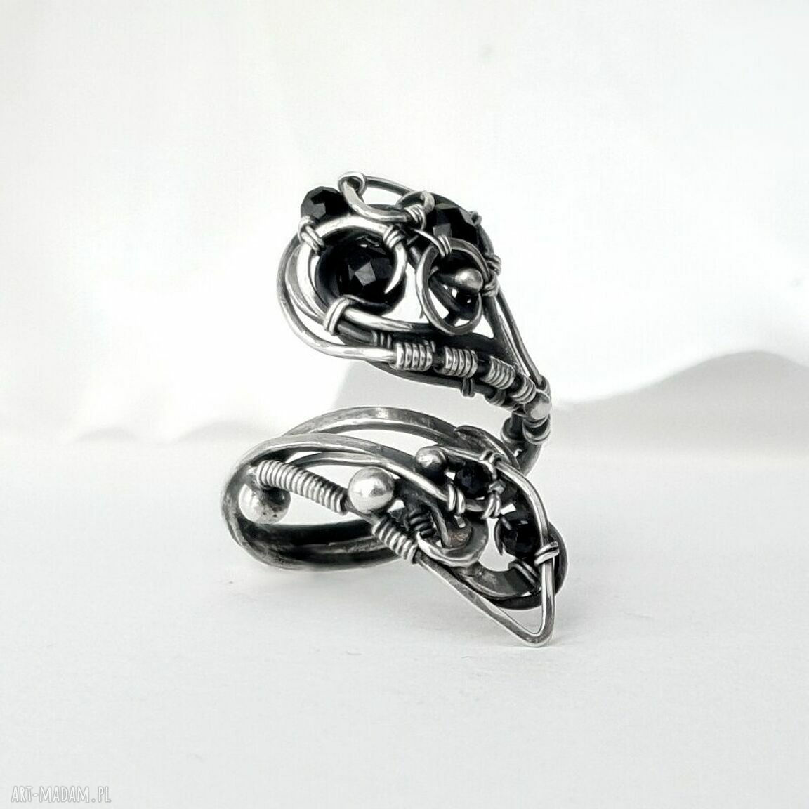 Naja - srebrny pierścionek ze spinelami w technice wire wrapping (regulowany)