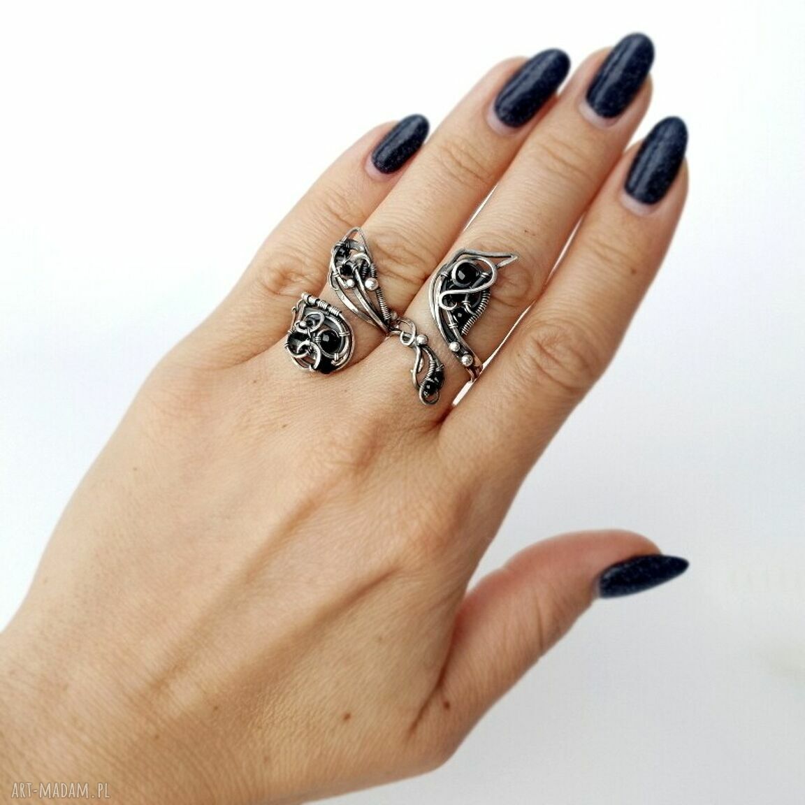 pierścionki: Naja I srebrny pierścionek ze spinelami hand made