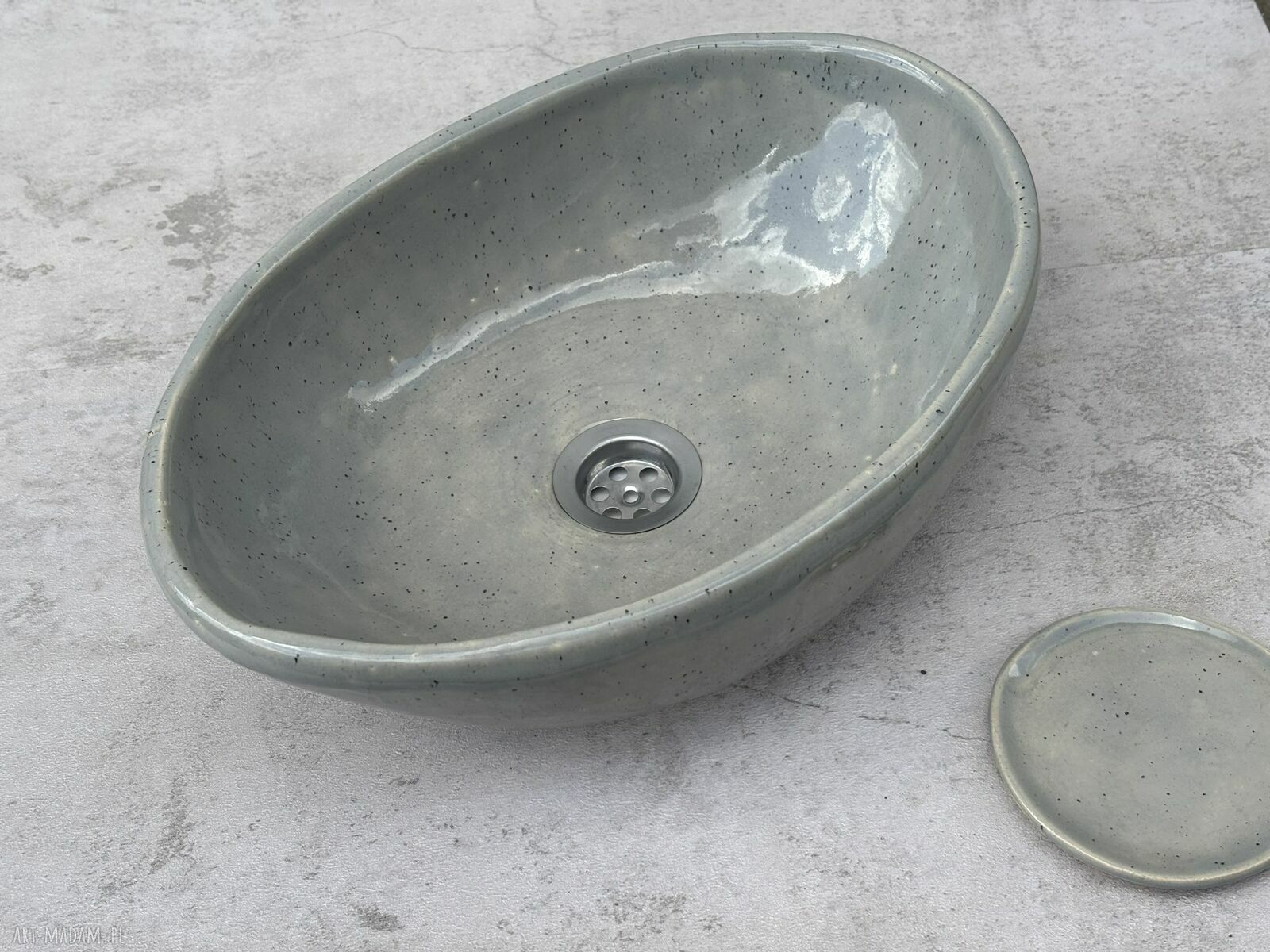 Szara nakrapiana umywalka ceramiczna ręcznie robiona