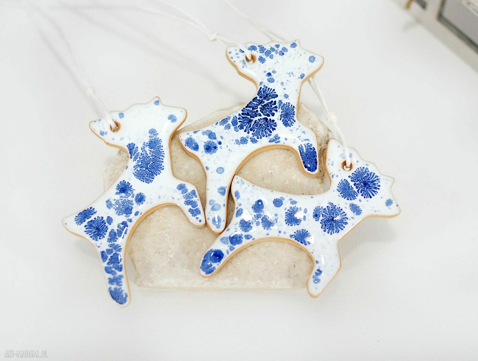 Nakrapiane reniferki świąteczne - zestaw 3 ceramicznych ozdób do zawieszenia