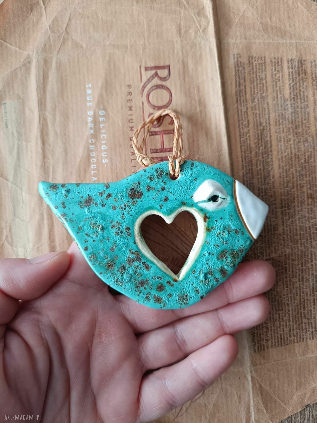 Nakrapiany ptaszek z ażurowym sercem - ceramiczna dekoracja handmade do powieszenia