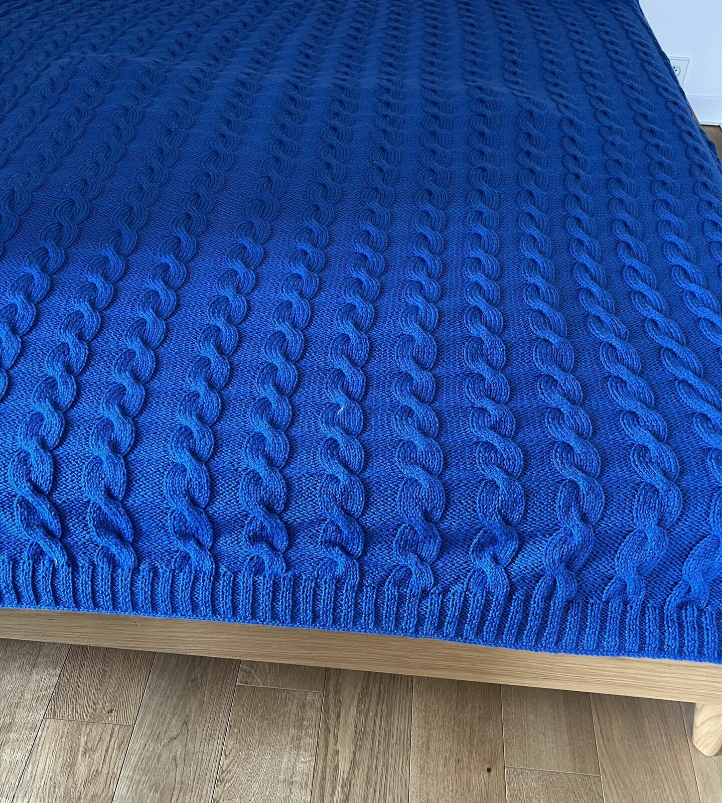 Niebieska narzuta handmade 140x220 cm akryl premium