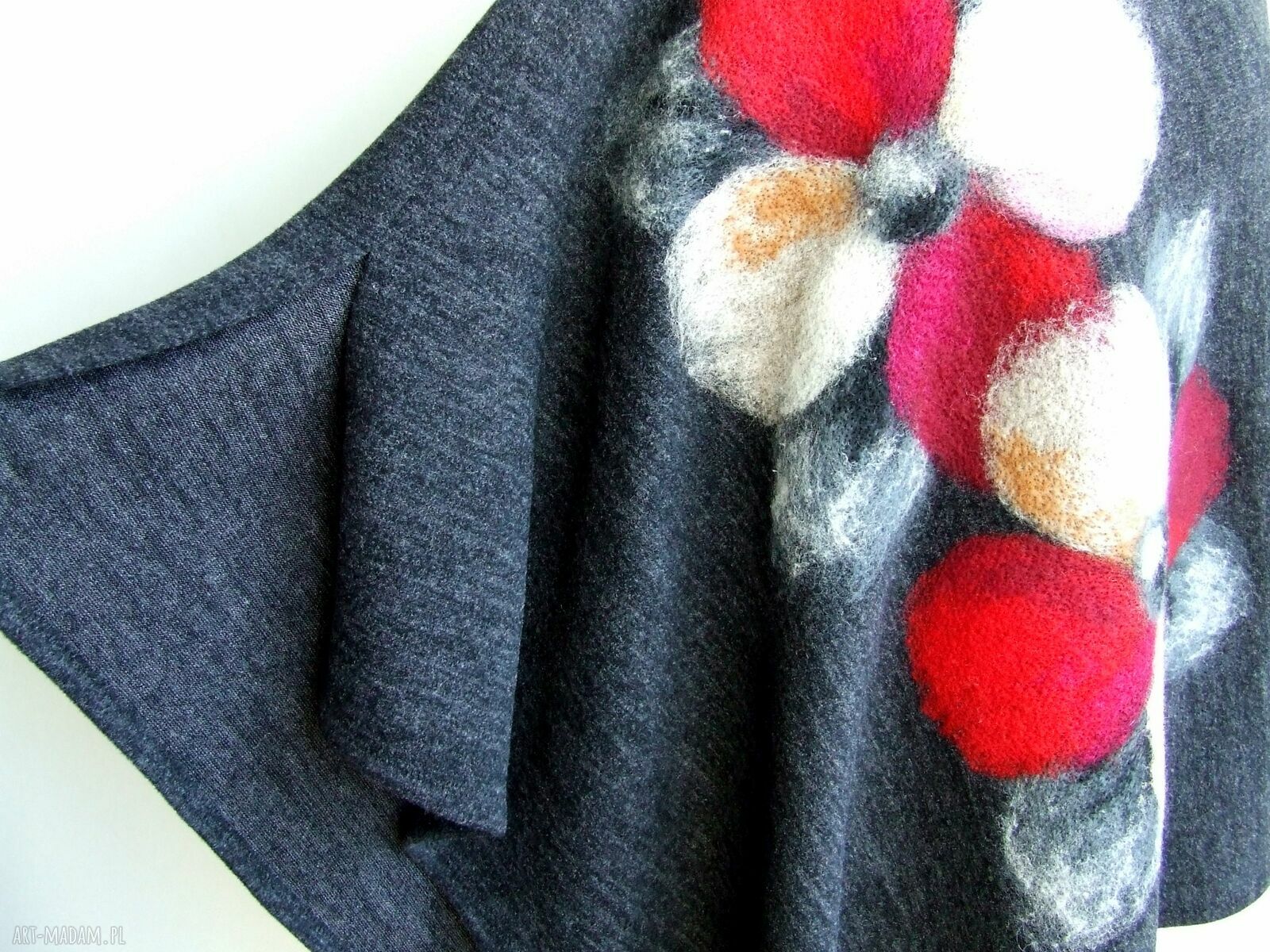 Ponczo narzutka Anita Palmer Art - czarny melanż z filcowanymi kwiatami (one size)