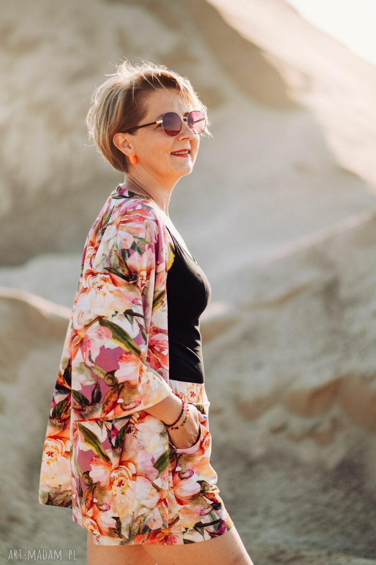 Komplet letni piwonie szorty narzutka kolorowy lato nadchodzące