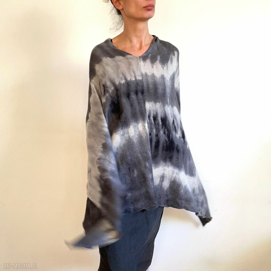Narzutka z wełny merino w szarościach - ręcznie barwione ponczo oversize (one size)