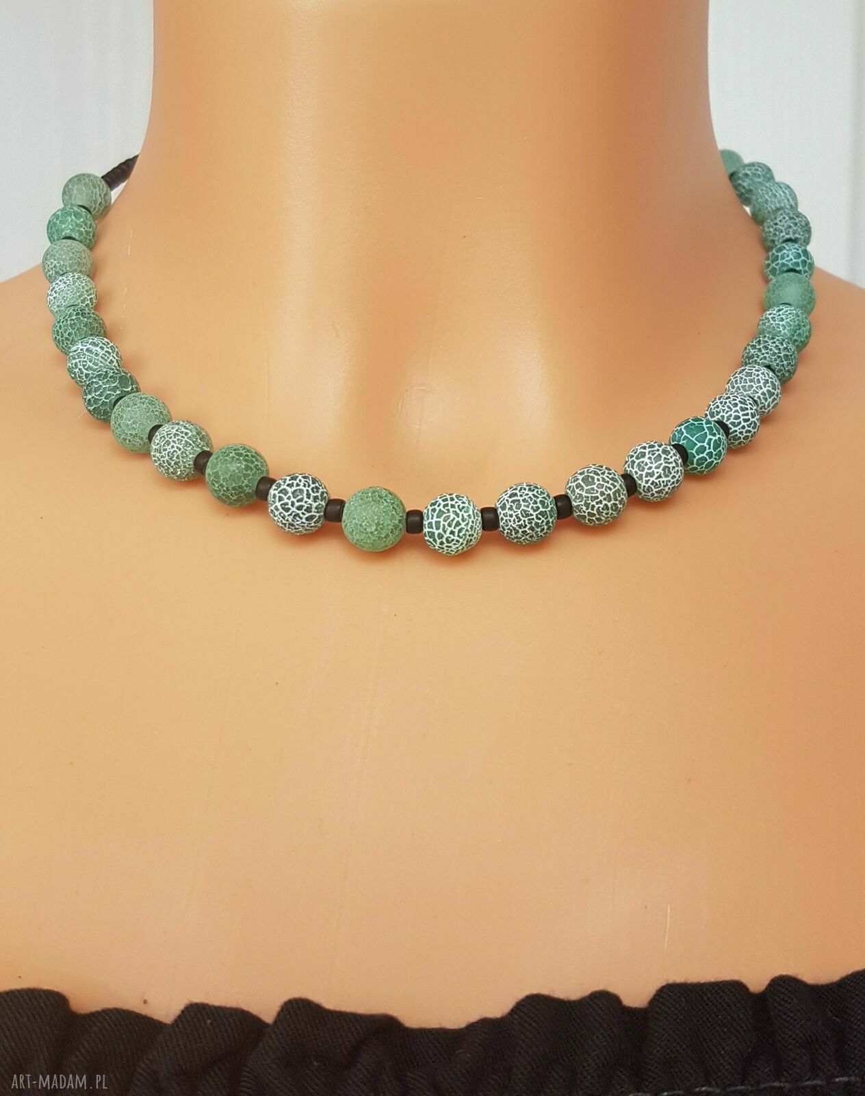 Krótki naszyjnik z agatu trawionego i matowych czarnych koralików - handmade