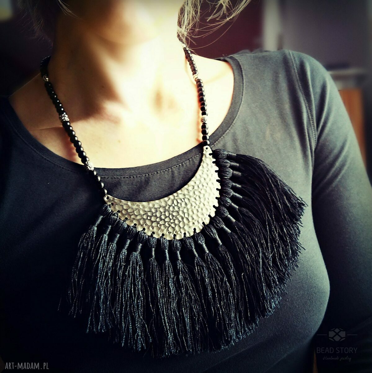 Naszyjnik Boho Time - czarny boho z chwostami i bazą księżyca
