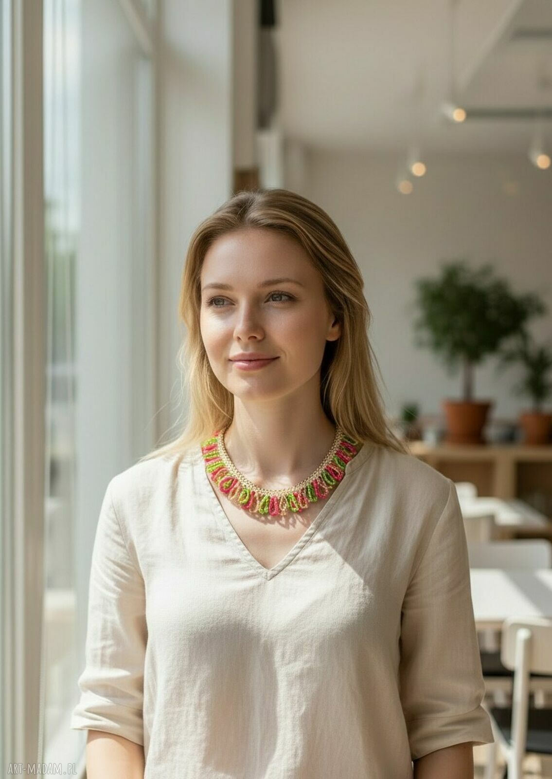 Lekki naszyjnik boho z koralików w pastelowych kolorach i frędzlami