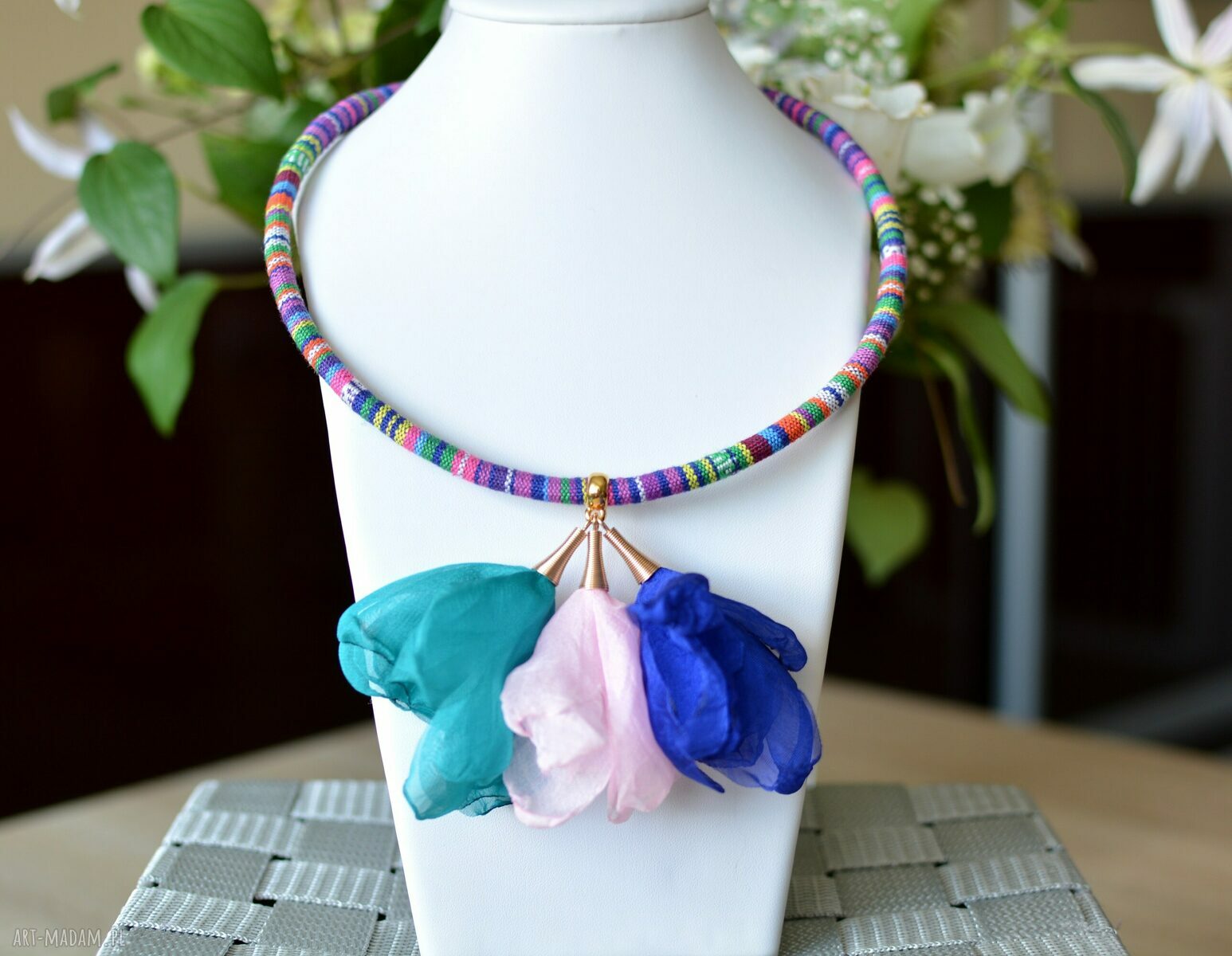 Naszyjnik boho Mexee Flowers z szyfonowymi kwiatami - etniczny akcent na lato