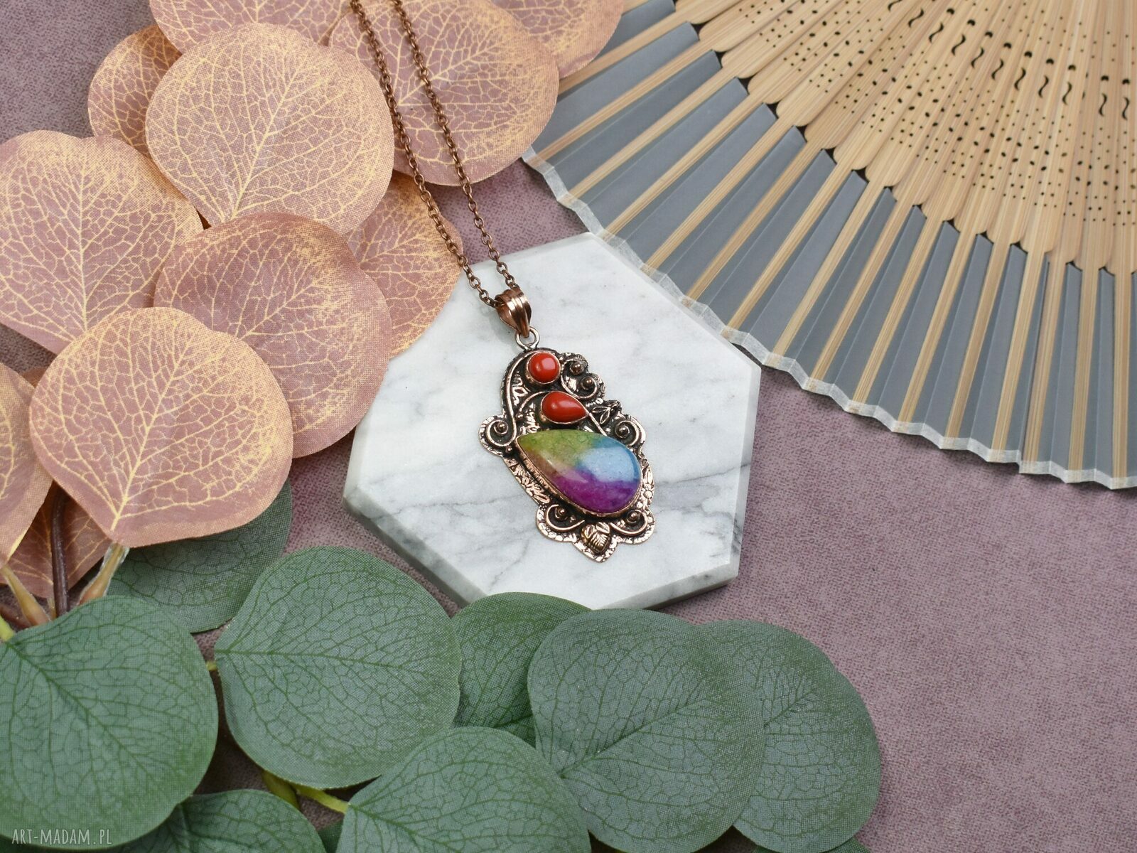 Miedziany amulet boho z tęczowym kwarcem solarnym i koralem ręcznie robiony wisiorek