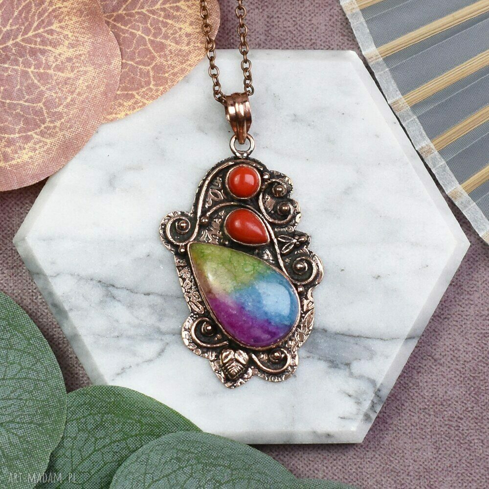 Miedziany amulet boho z tęczowym kwarcem solarnym i koralem - ręcznie robiony wisiorek