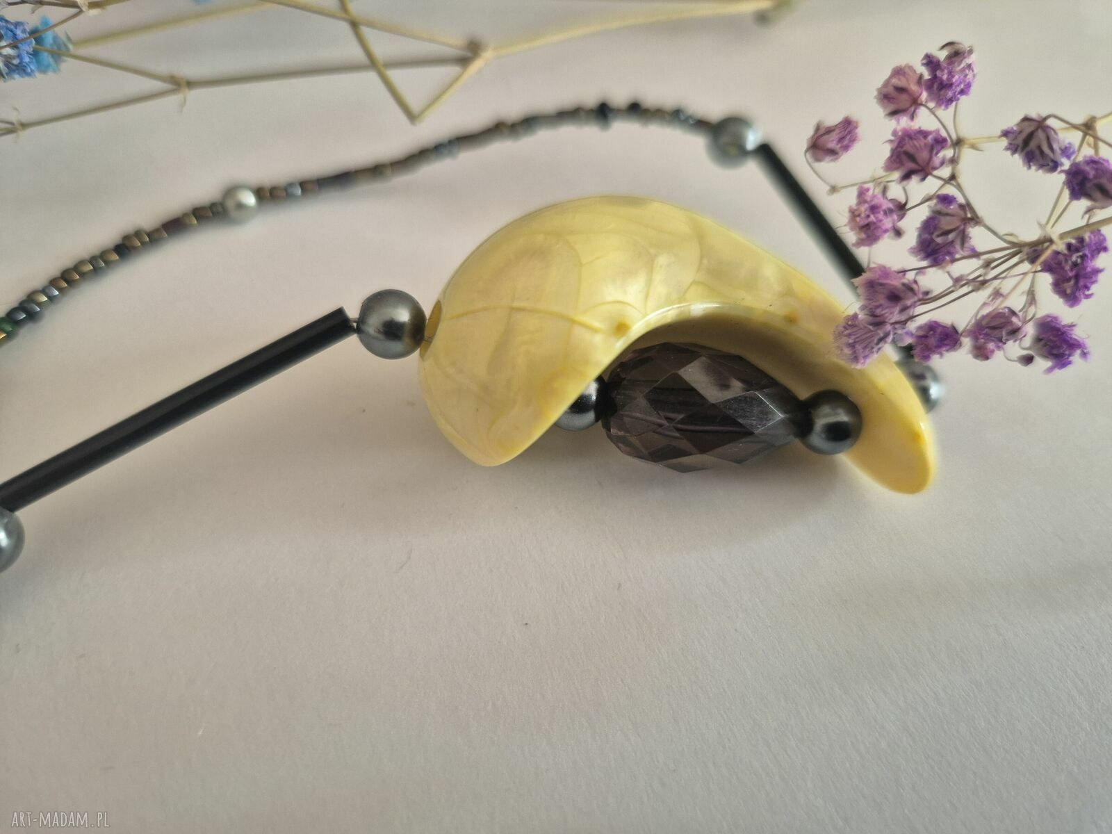Naszyjnik Boho ecru z czarnymi koralikami - blisko szyi