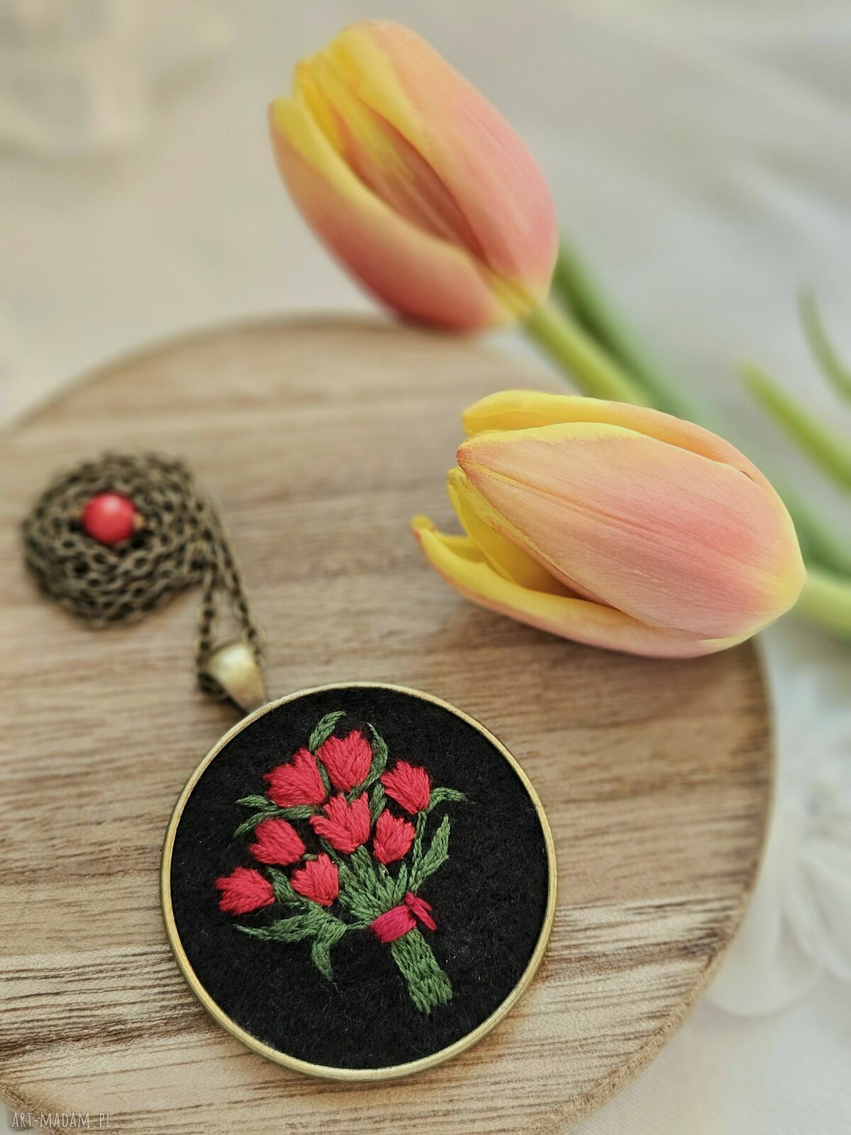 Naszyjnik czerwonych tulipanów z koralem na czarnym tle