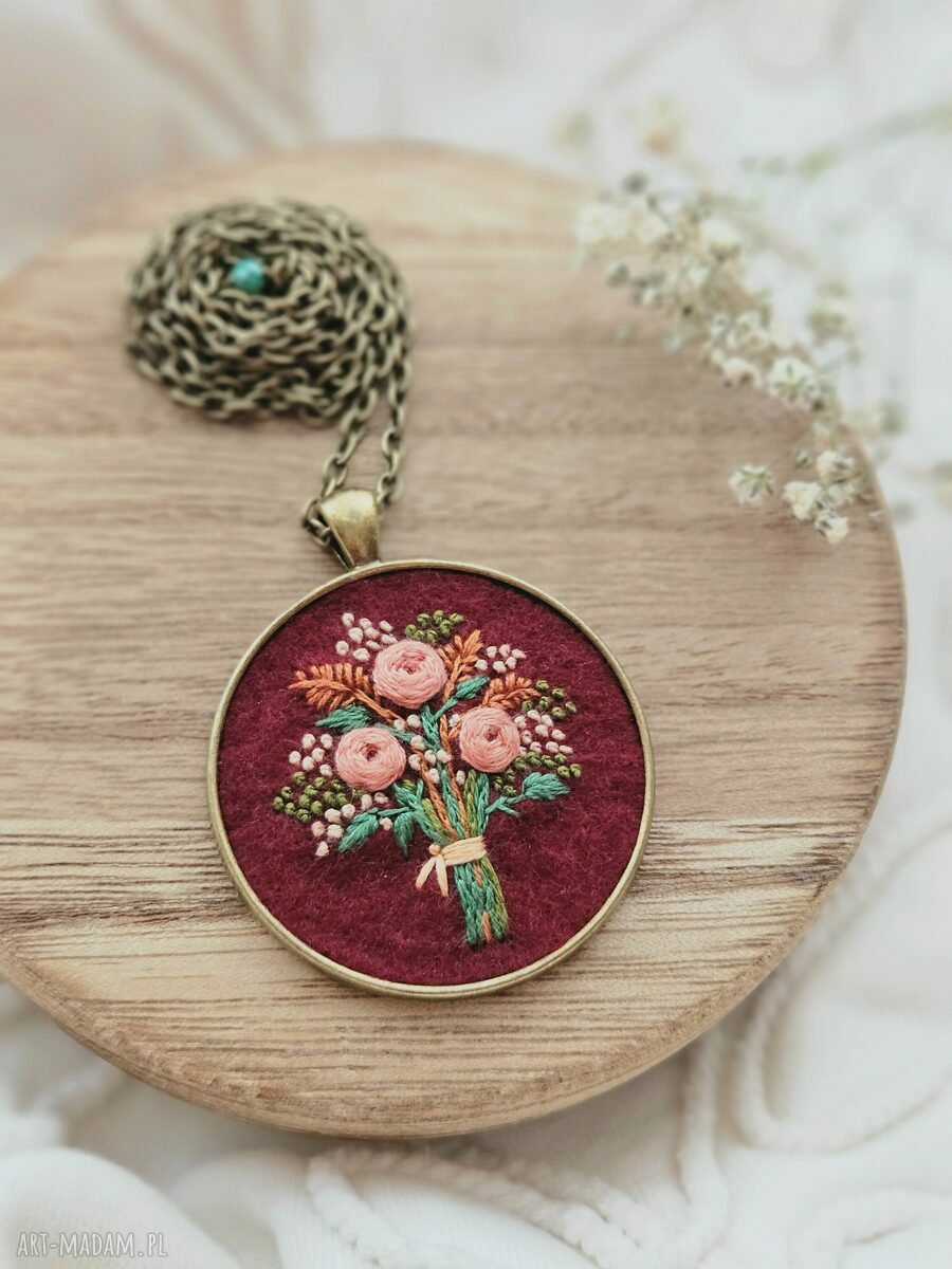 Boho naszyjnik z haftowanym bukietem róż i malachitem - bordowy