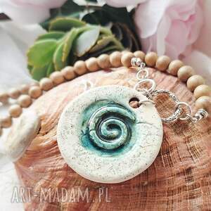 naszyjnik ceramiczny ze spiralą i egzotycznym drewnem