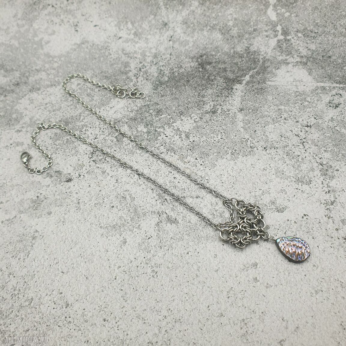 Naszyjnik chainmaille z naturalną muszlą paua - stal szlachetna