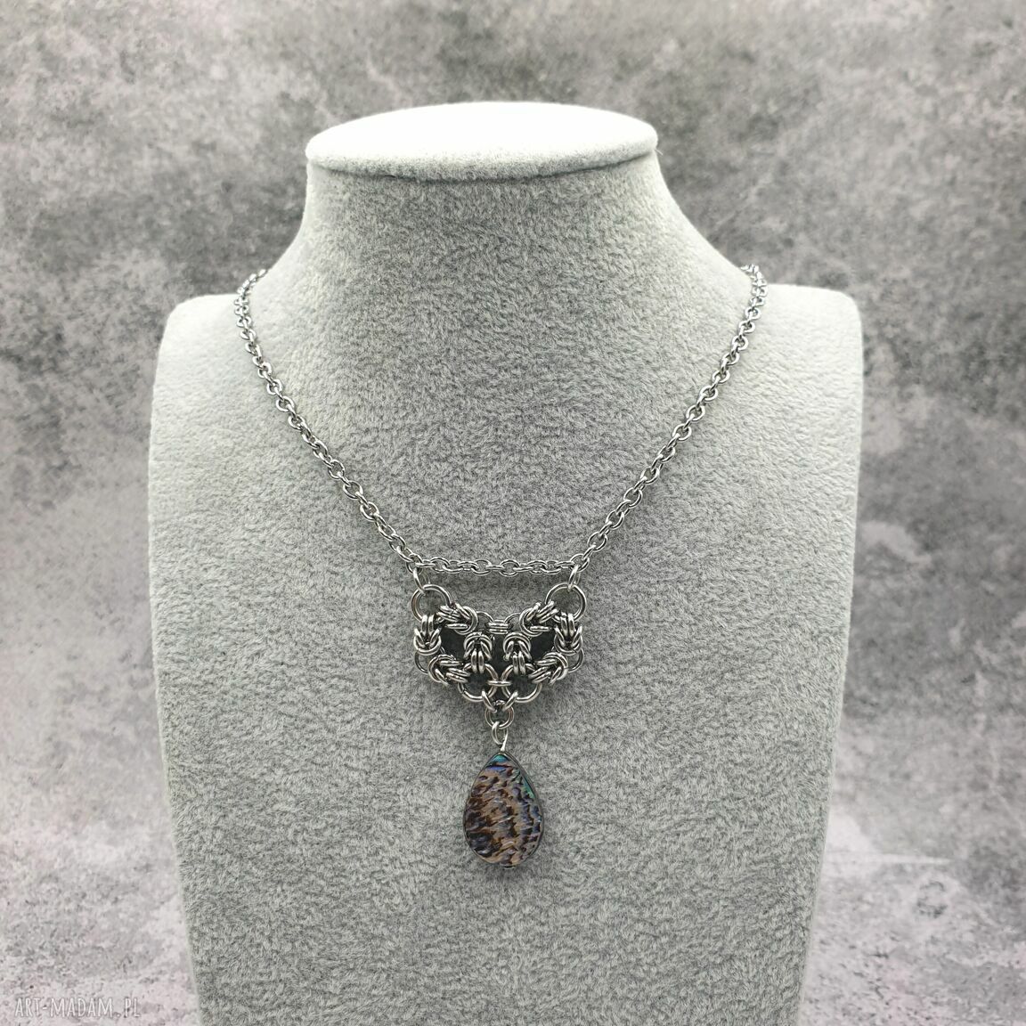 Naszyjnik chainmaille z naturalną muszlą paua - stal szlachetna