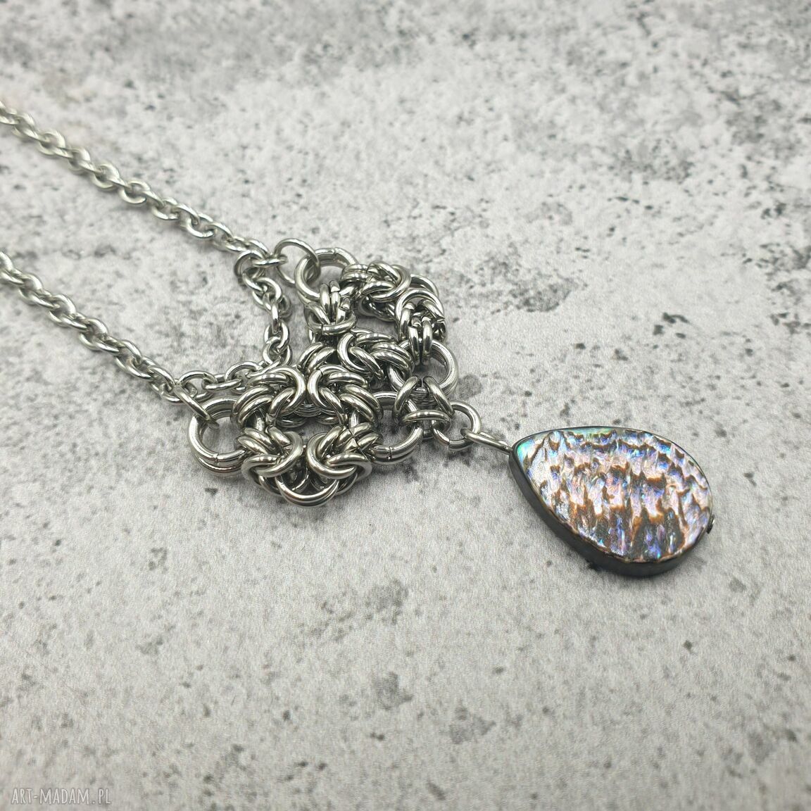 Naszyjnik chainmaille z naturalną muszlą paua - stal szlachetna