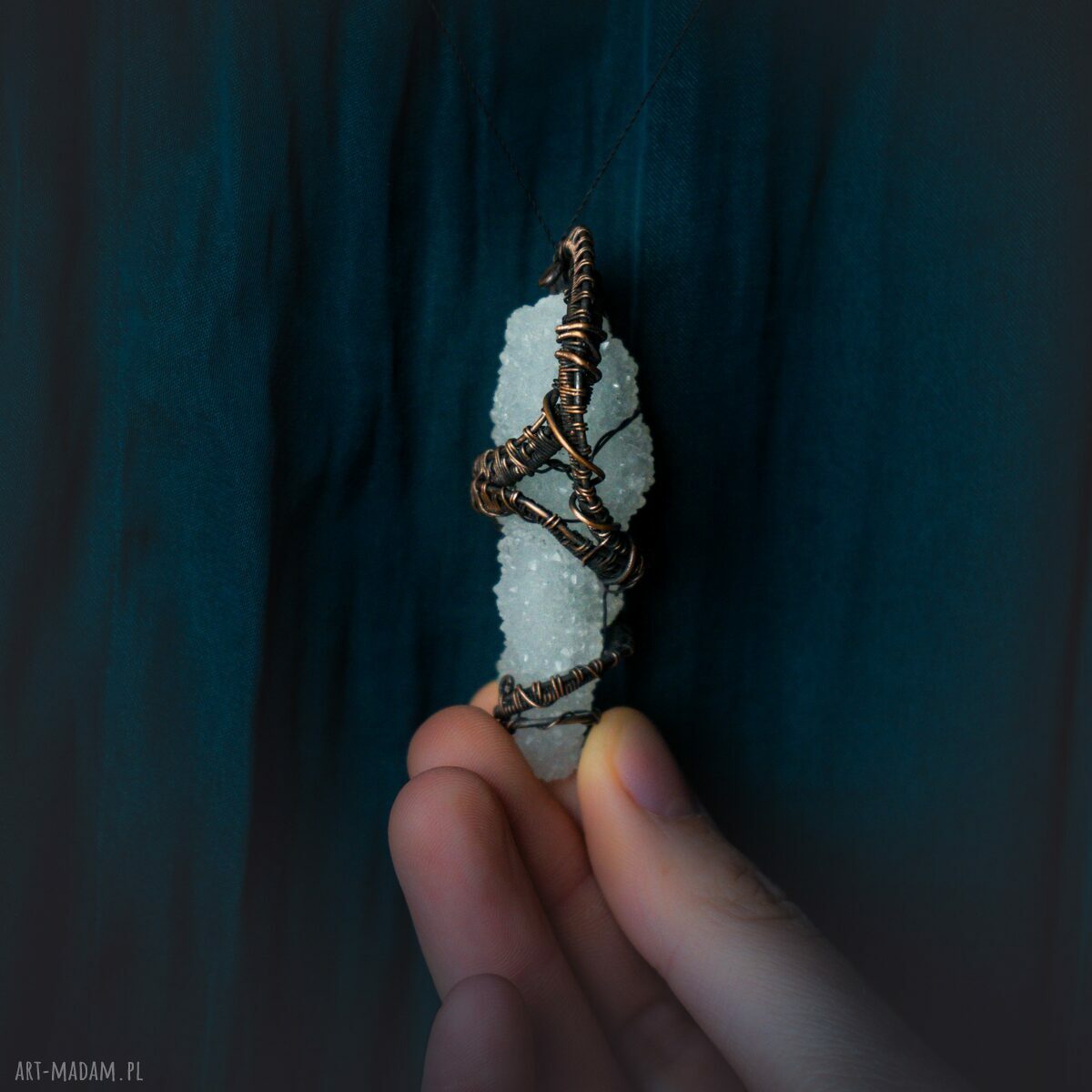 Naszyjnik Chalcyt: chalcedon w wire wrappingu z oksydowanej miedzi