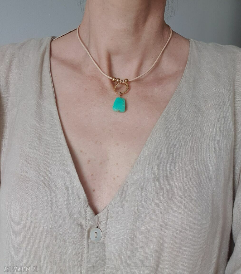 Naszyjnik choker z chryzoprazem na rzemyku z mosiądzu złoconego