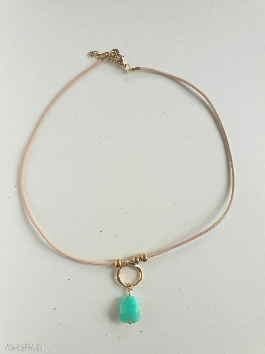 Naszyjnik choker z chryzoprazem na rzemyku z mosiądzu złoconego