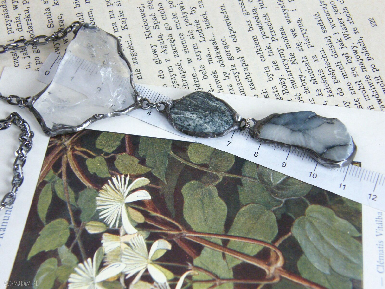 Długi naszyjnik amulet z kamieniem, chwostem i kryształami handmade