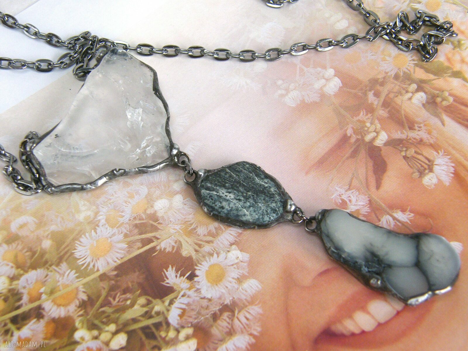 Długi naszyjnik amulet z kamieniem, chwostem i kryształami - handmade