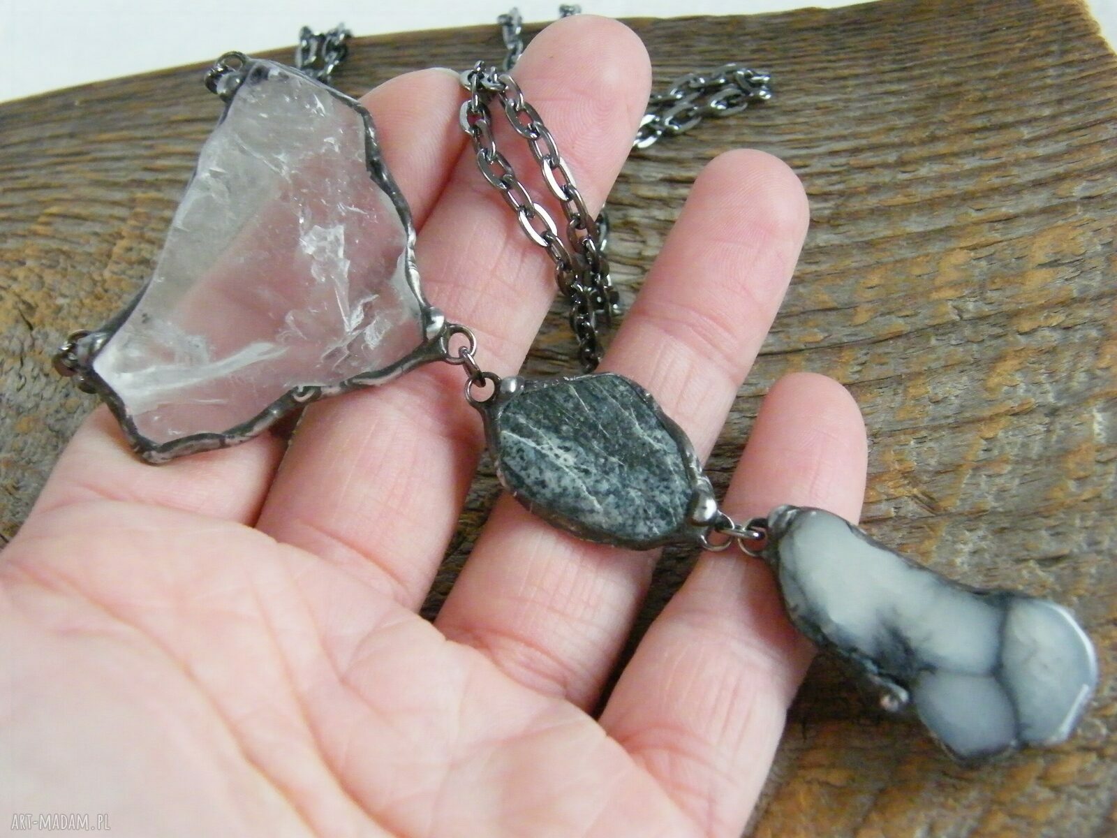 Długi naszyjnik amulet z kamieniem, chwostem i kryształami handmade