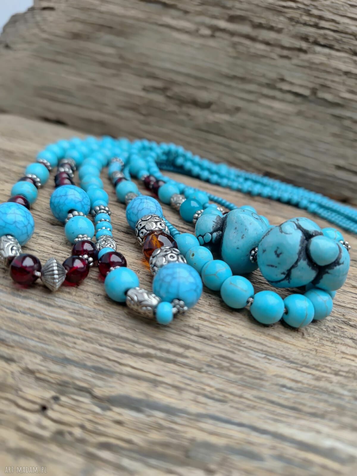 Długi naszyjnik z turkusowego howlitu Bali w stylu boho