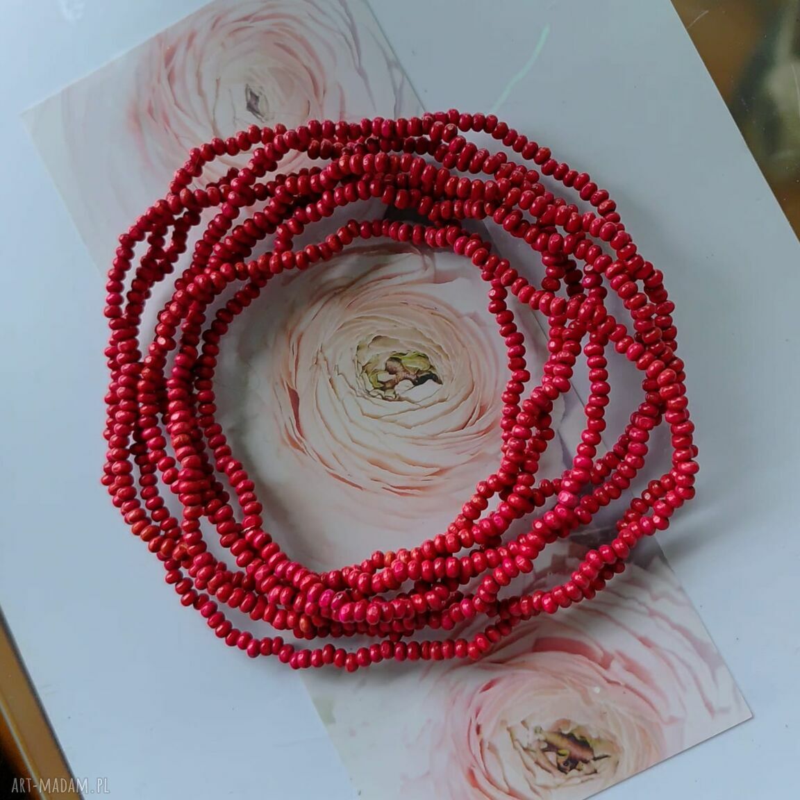 Lekki naszyjnik handmade z drobnych czerwonych koralików z drewna (67 cm)