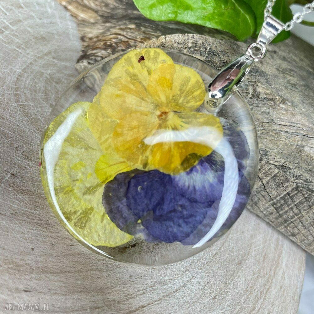 Naszyjnik z dwukolorowymi bratkami w żywicy (Herbarium Jewelry)