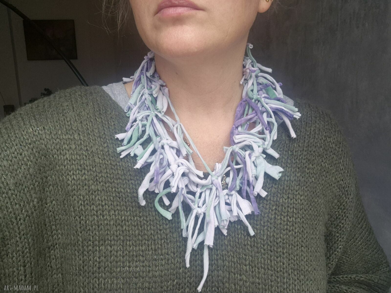 Turkusowy naszyjnik dzianinowy handmade - zakładany przez głowę