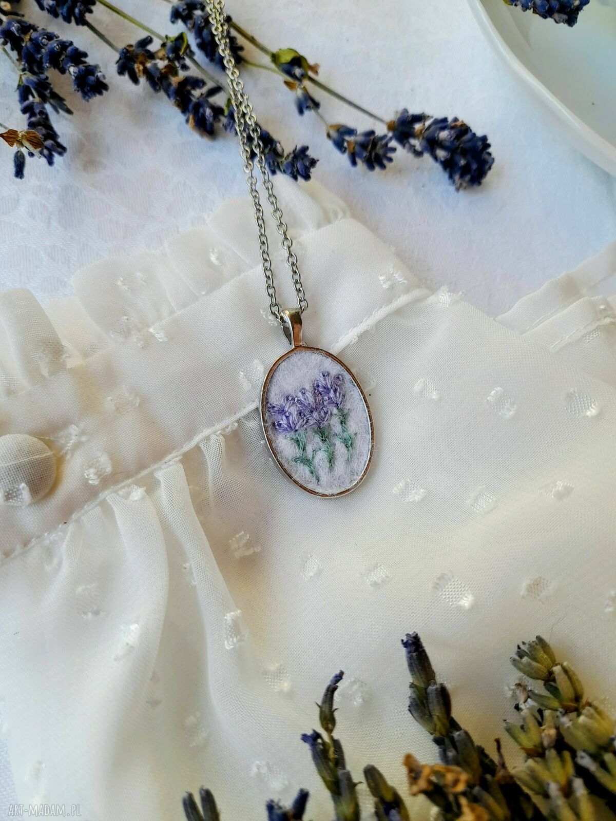 Naszyjnik haftowany ręcznie Lawenda jasna - owalny wisiorek