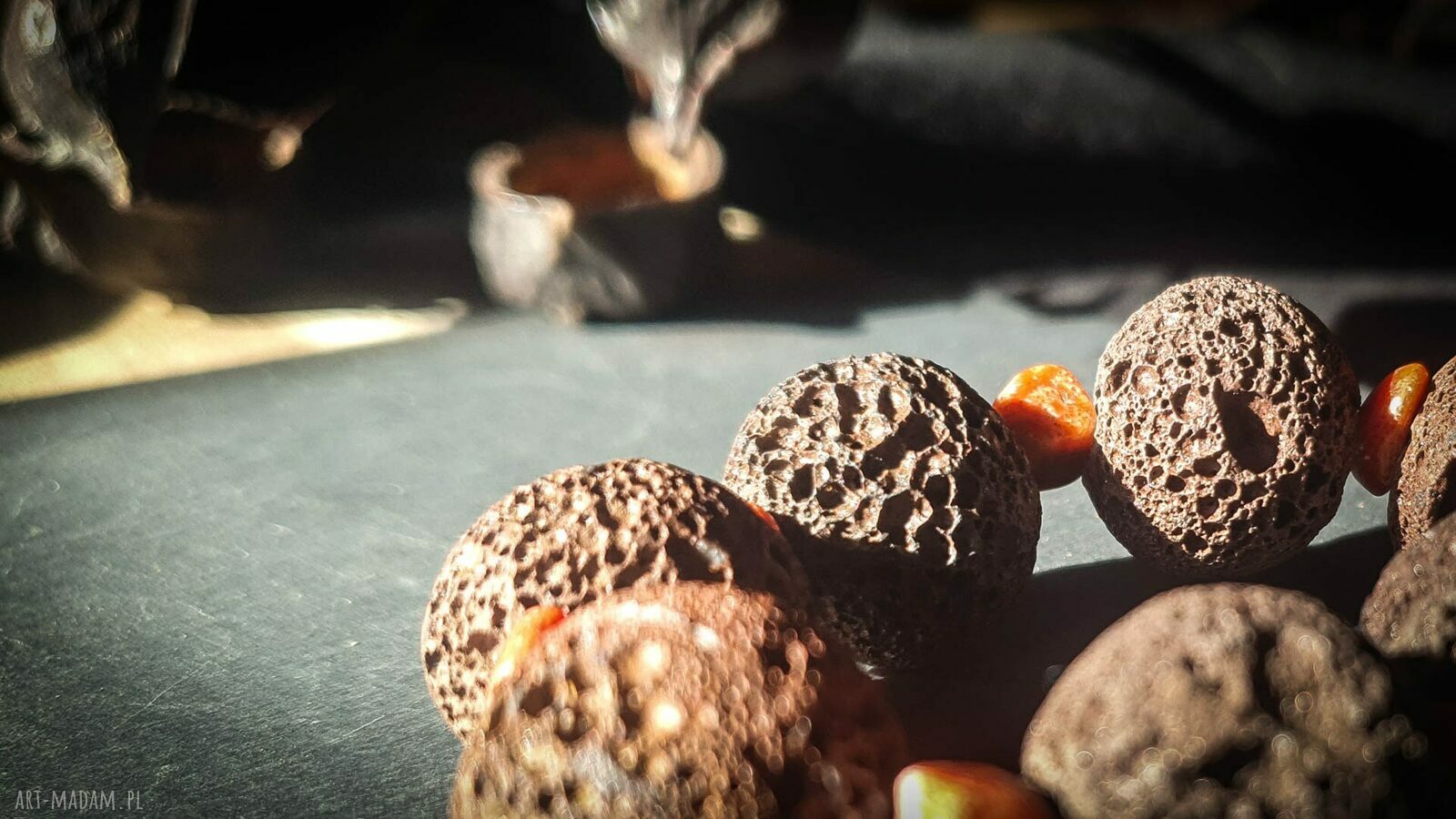 Naszyjnik ręcznie robiony z brązowej lawy i koralu