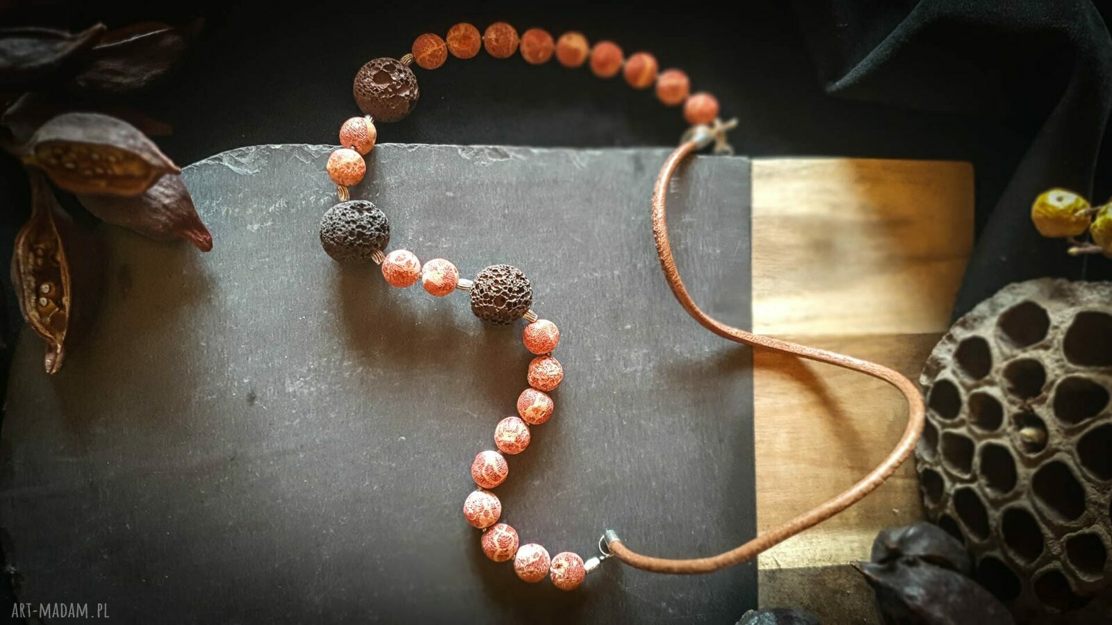 Naszyjnik handmade z matowego korala i brązowej lawy (34 cm)