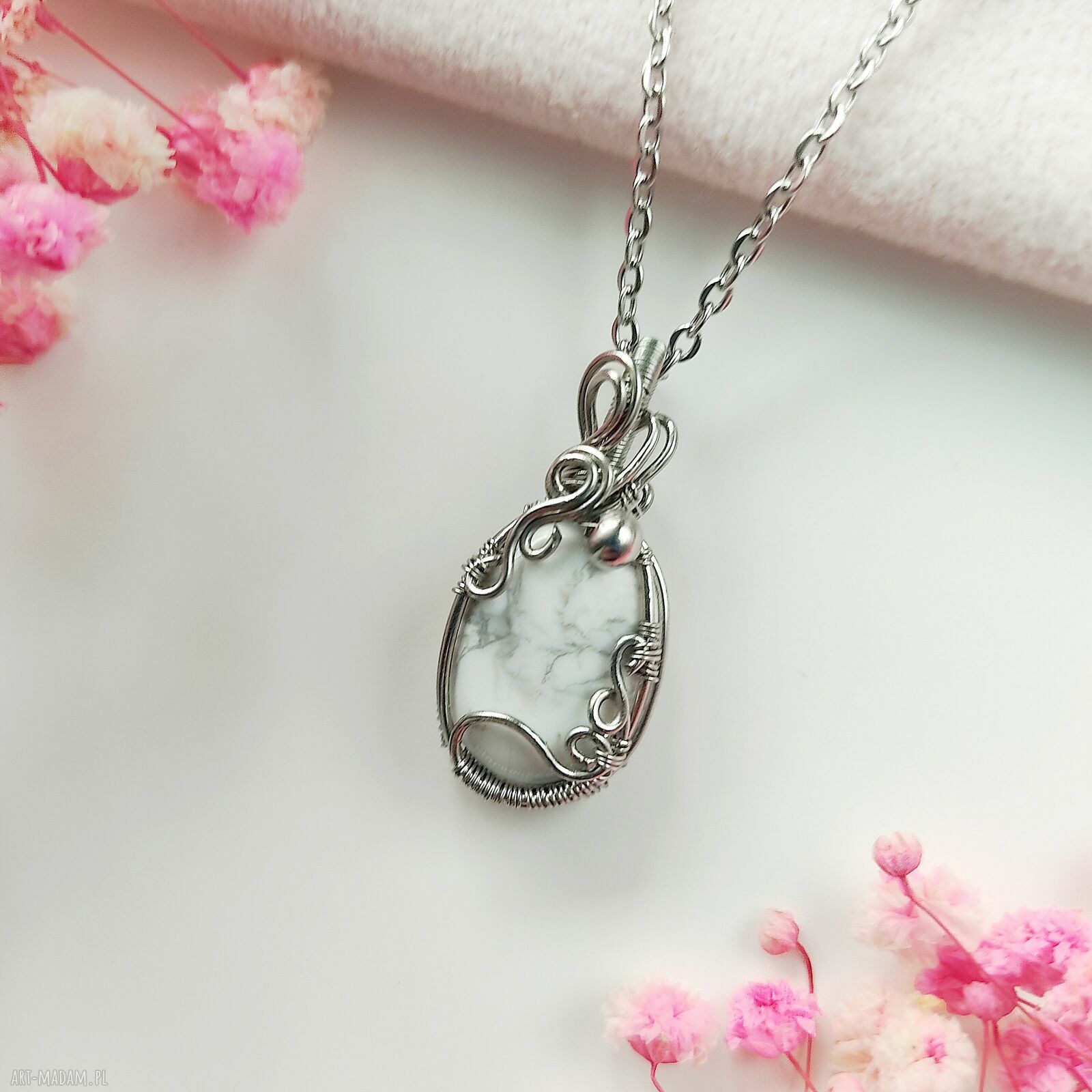 Naszyjnik z howlitem marmurkowym na stali chirurgicznej - wire wrapping