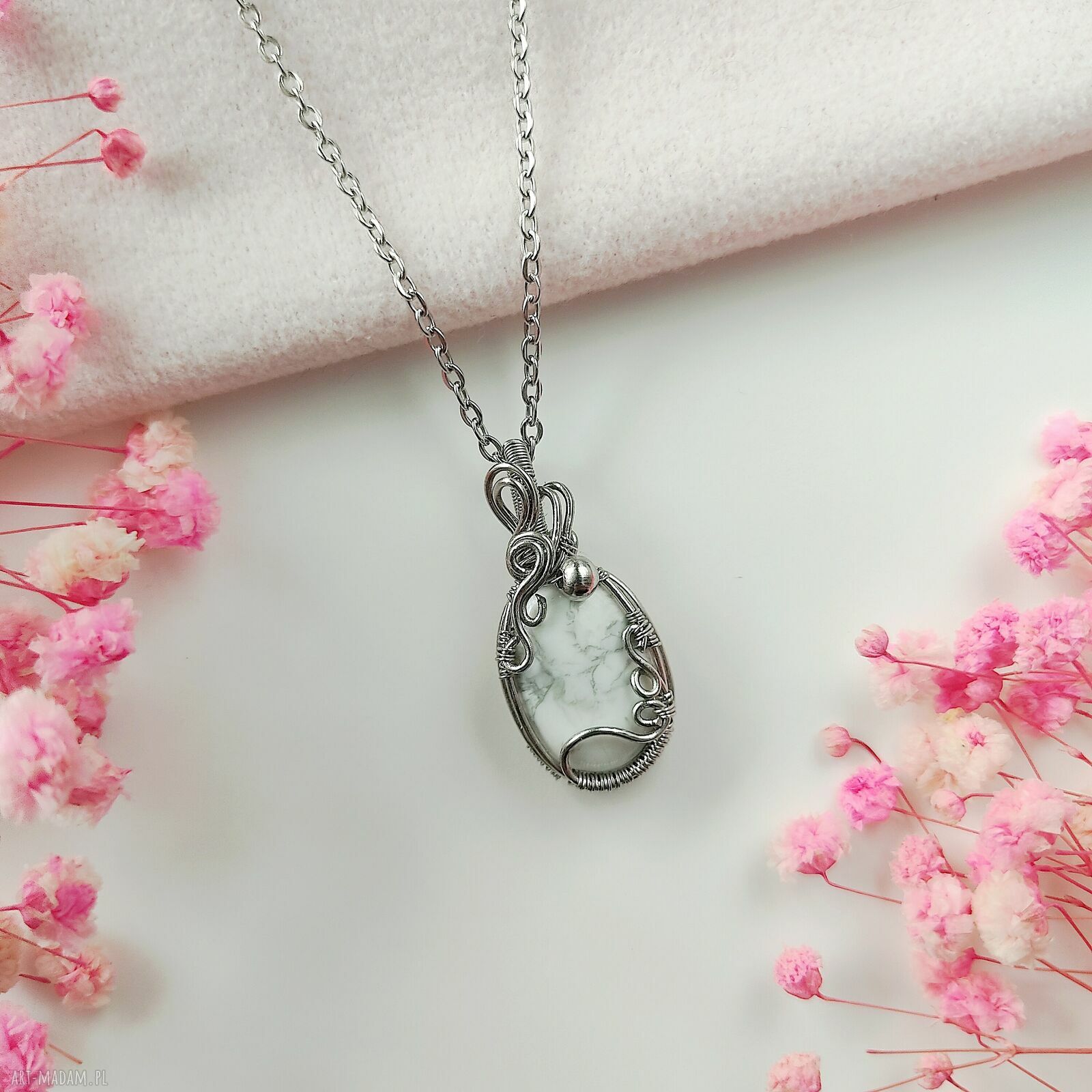 Naszyjnik z howlitem marmurkowym na stali chirurgicznej - wire wrapping