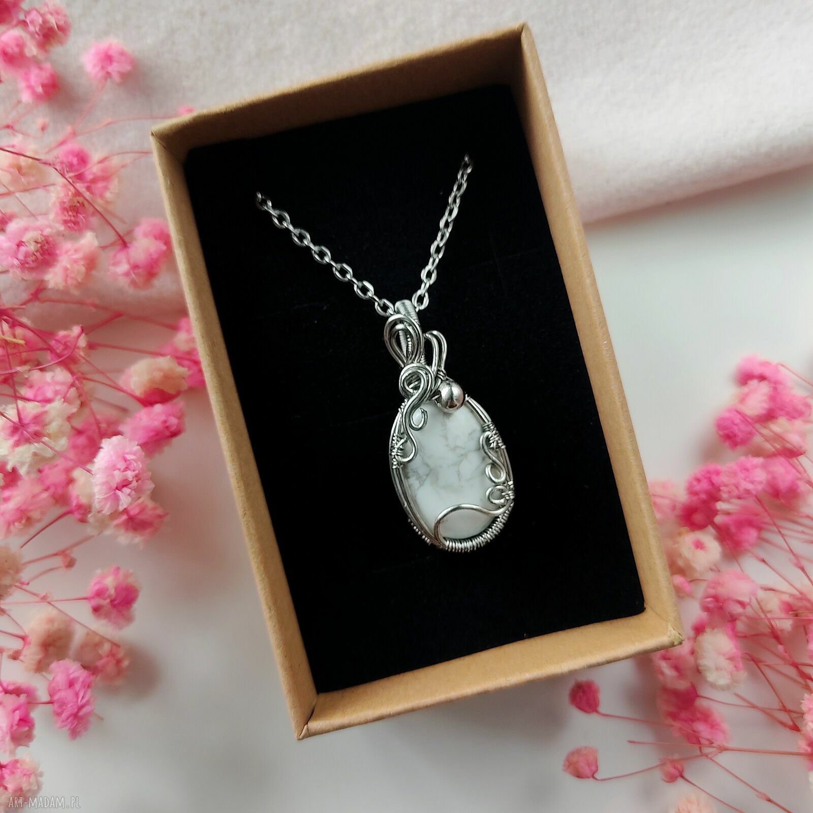 Naszyjnik z howlitem marmurkowym na stali chirurgicznej - wire wrapping