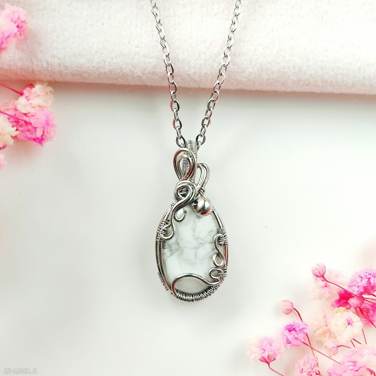 Naszyjnik z howlitem marmurkowym na stali chirurgicznej - wire wrapping